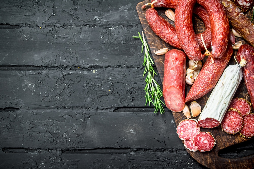 Rohwurst aufgeschnitten auf einem Holzbrettchen