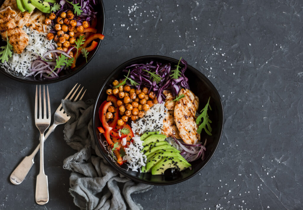 Bowl mit verschiedenem Gemüse und Fleisch