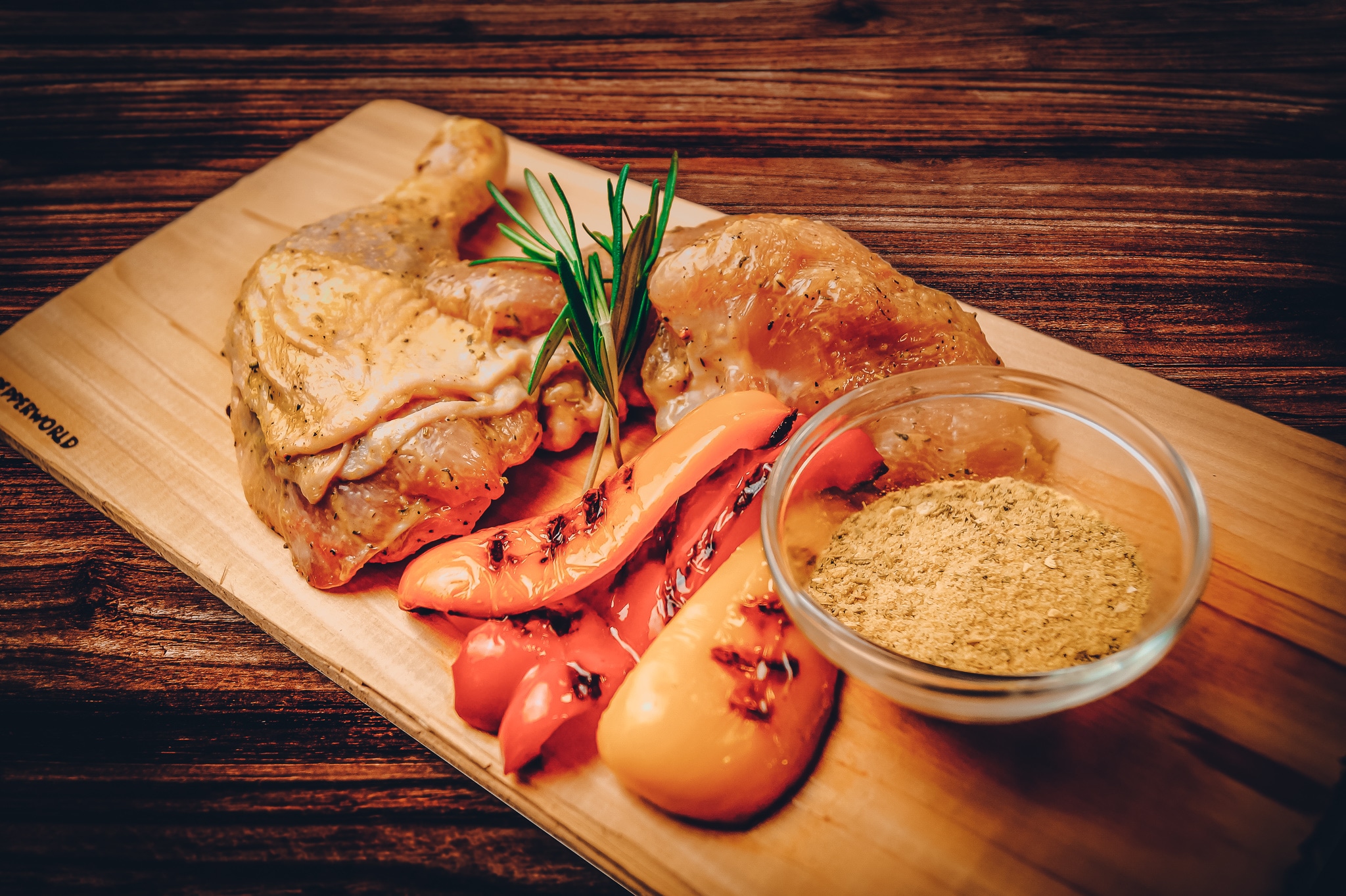 BBQ Rub - auf diesem Bild sieht man Hähnchen Fleisch mit unserem BBQ Rub Honig Senf