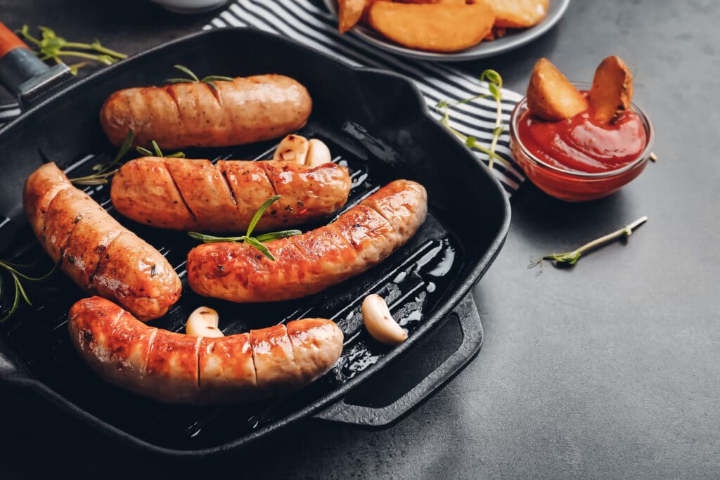 Bratwurst-Gewürz - auf diesem Bild sieht man Bratwürstchen in der Pfanne