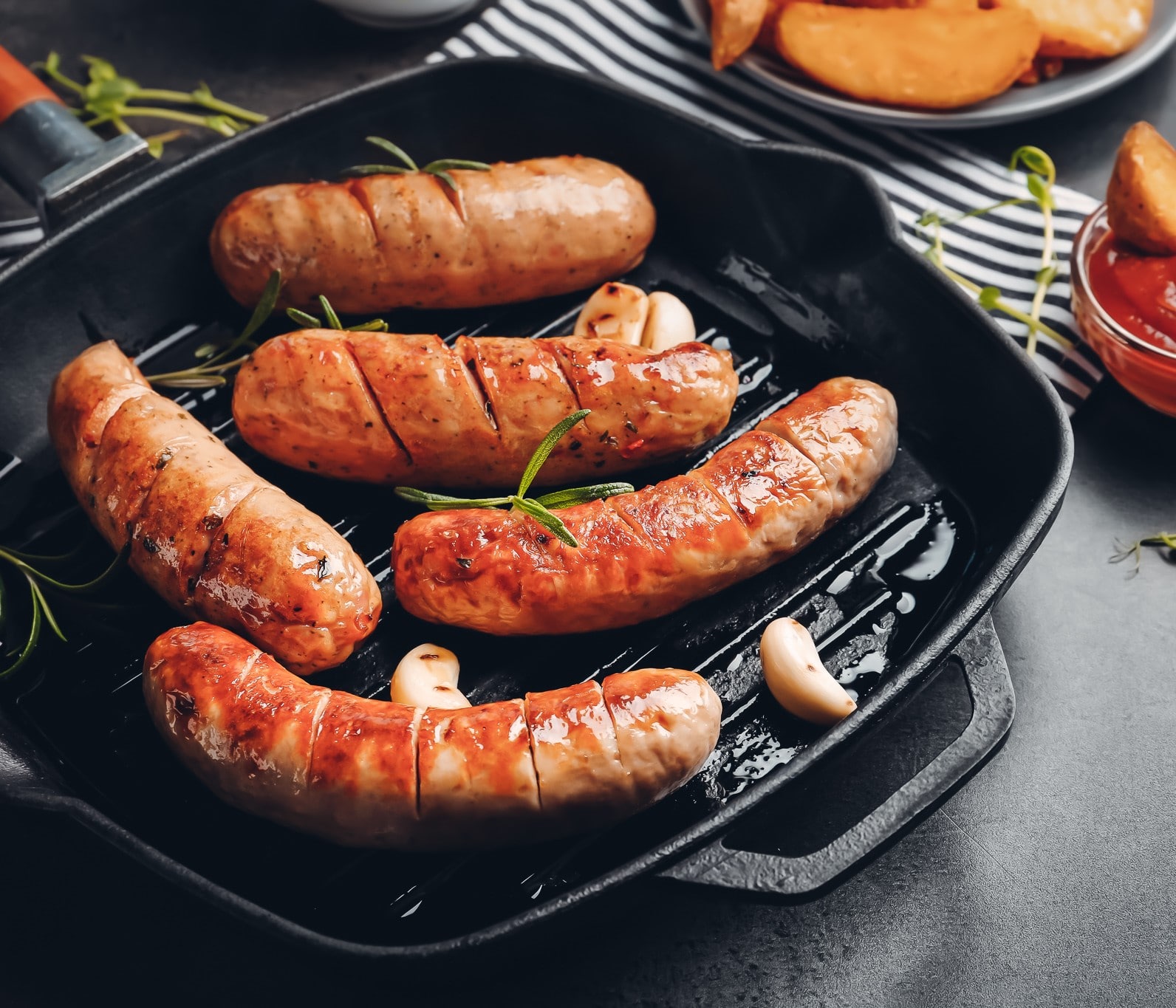 Bratwurst-Gewürz - auf diesem Bild sieht man Bratwürstchen in der Pfanne