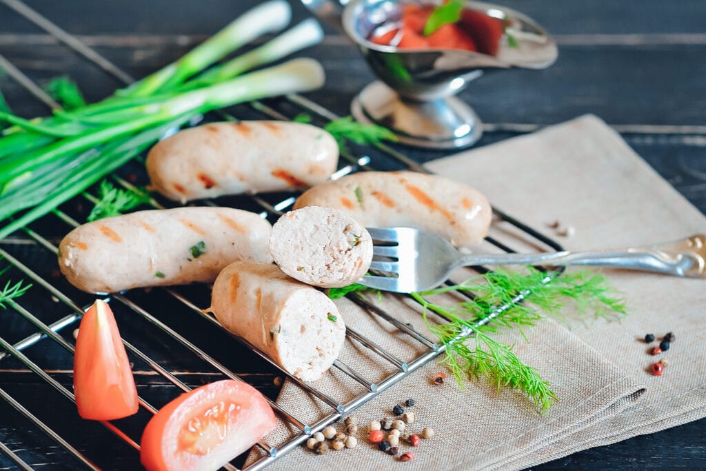 Bratwurst-Gewürze - auf diesem Bild sieht man eine aufgeschnittene Bratwurst