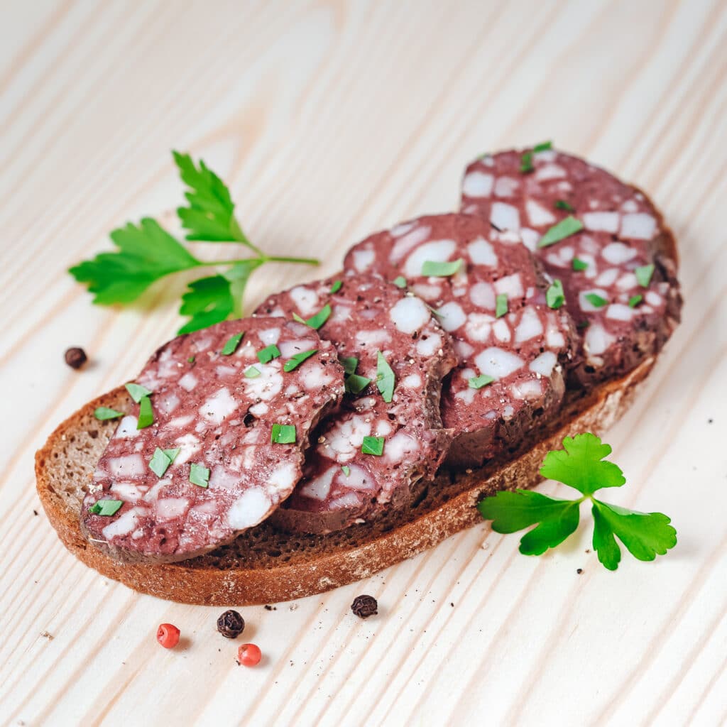 Kochwurst-Gewürze: dieses Bild zeigt ein Brot mit Blutwurst