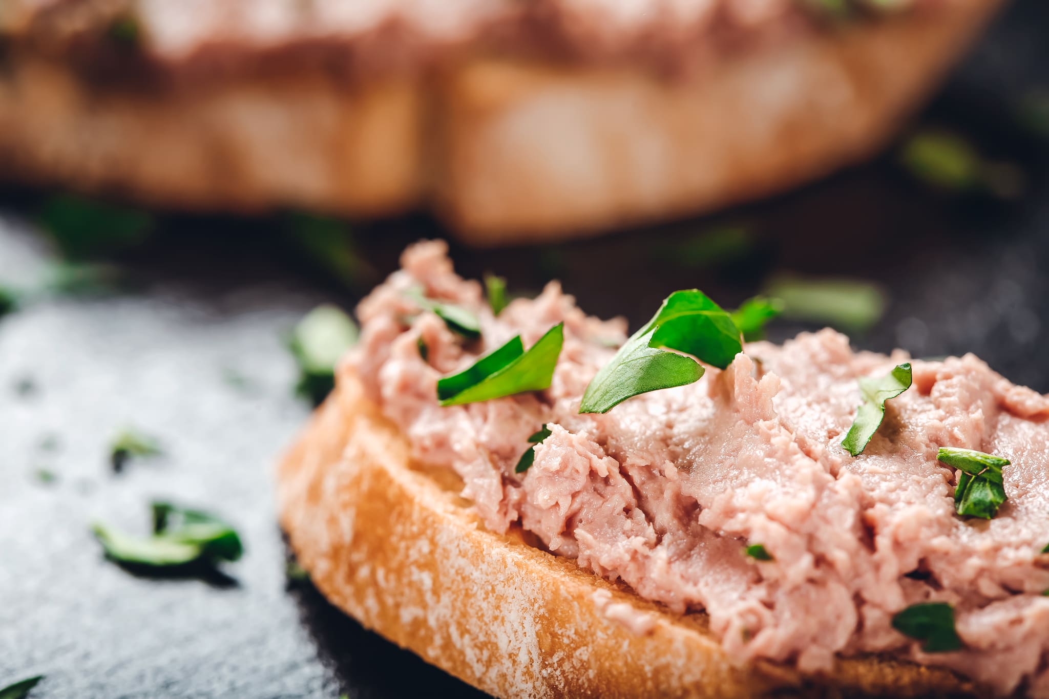 Leberwurst-Gewürze: dieses Bild zeigt eine feine Leberwurst auf einem Brot.