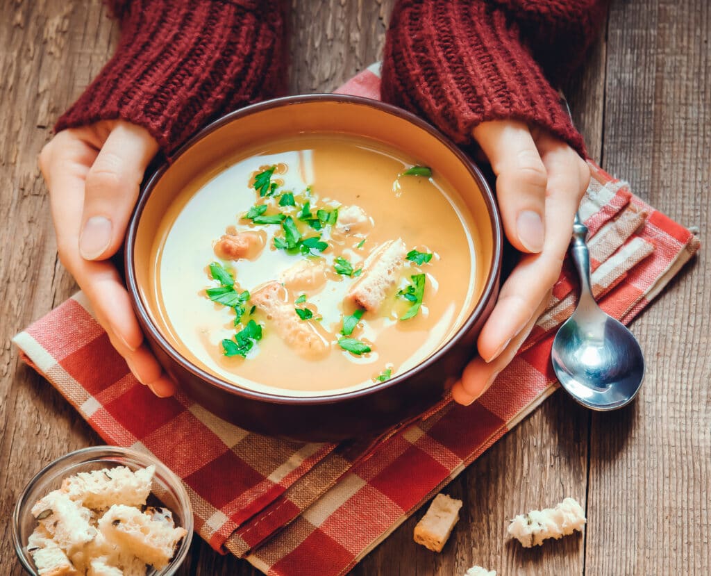 Suppen: dieses Bild zeigt eine tafelfertige Kartoffel Suppe