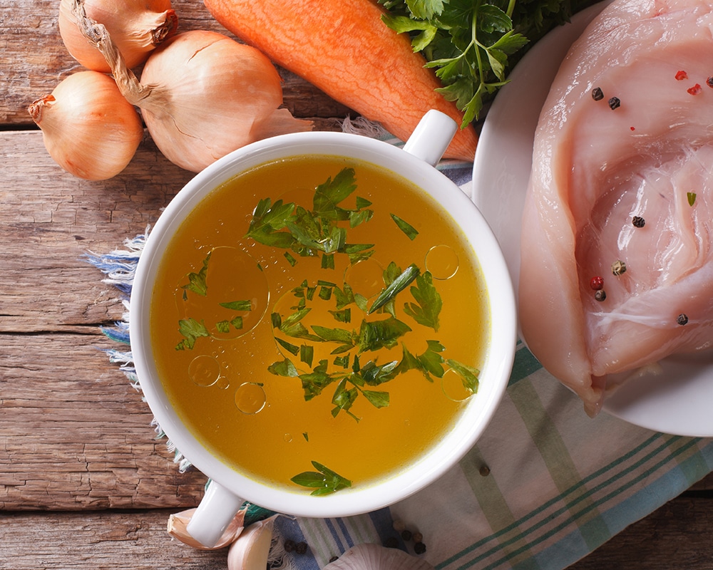 Bouillon: dieses Bild zeigt eine Suppenschüssel mit einer Bouillon