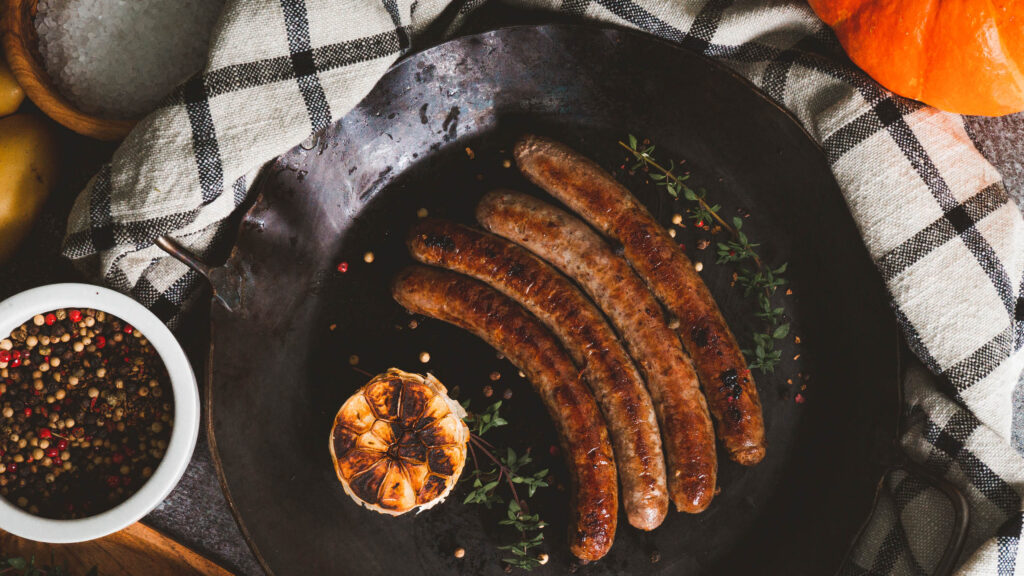 Wlidbratwurst auf Teller angerichtet