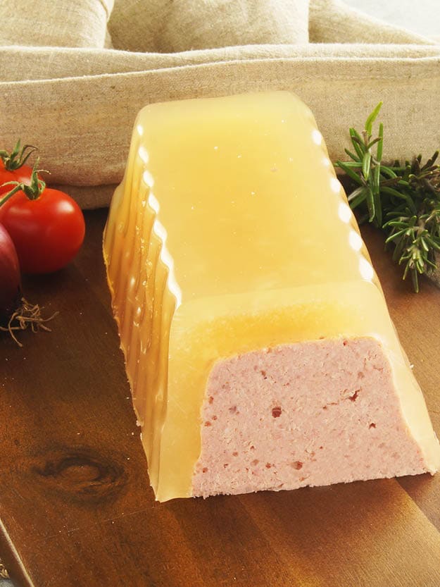 WÜRZKLAR 240 GELATINE: dieses Bild zeigt unser Produkt in der Anwendung, man sieht Mett in Aspik