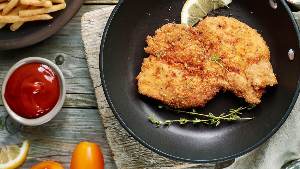 DEKORA®Knuspergold: dieses Bild zeigt ein Schnitzel, was mit unserem Pflanzenfett behandelt wurde