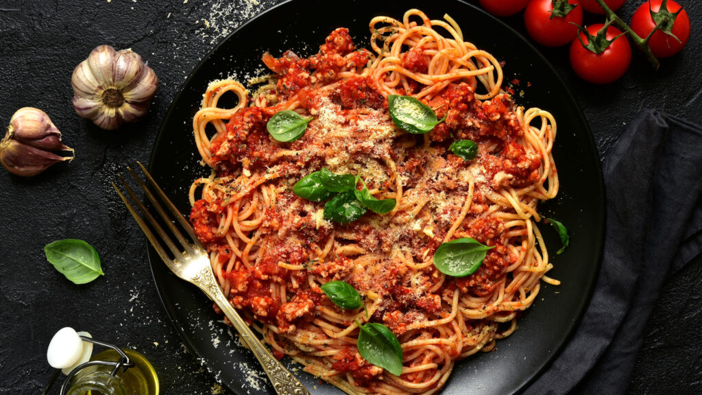 Sauce Bolognese Hackso: dieses Bild zeigt Spaghetti mit einer Hackfleisch Sauce