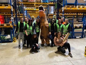 Gruppenbild Dinosaurier und Lagermitarbeiter