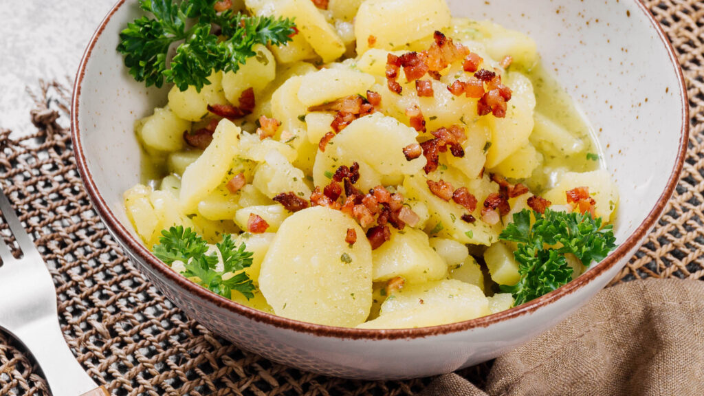 Kartoffelsalat mit Petersilie und Speck